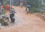 BREAKING NEWS: Drainase Tak Berfungsi, Jalan ke Desa Taupe Bak Sungai Saat Hujan