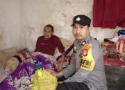 Bhabinkamtibmas Polsek Mamasa Berbagi Sembako untuk Purnawiran dan Masyarakat Desa Binaan