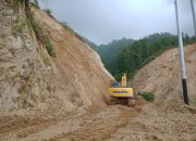 Sudah Sebulan Dinas PUPR Mamasa Bersihkan Material Longsor di Poros Nosu-Pana