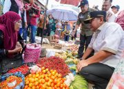 Pastikan Harga Pangan Stabil, Pj Gubernur Sulbar Blusukan di Pasar Baru Polman