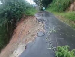BREAKING NEWS: Diguyur Hujan Deras, Ruas Jalan Tawalian-Mamasa Amblas, Mobil tidak Bisa Melintas