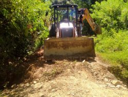 Jalan Rusak di Kalumpang Dikeluhkan Warga, Dinas PUPR Kirim Dua Alat Berat