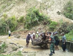 Babinsa Koramil Mamasa Bantu Warga Bersihkan Material Longsor di Sesenapadang