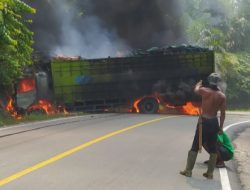 BREAKING NEWS: Truk Bermuatan Teh Gelas di Mateng Terbakar
