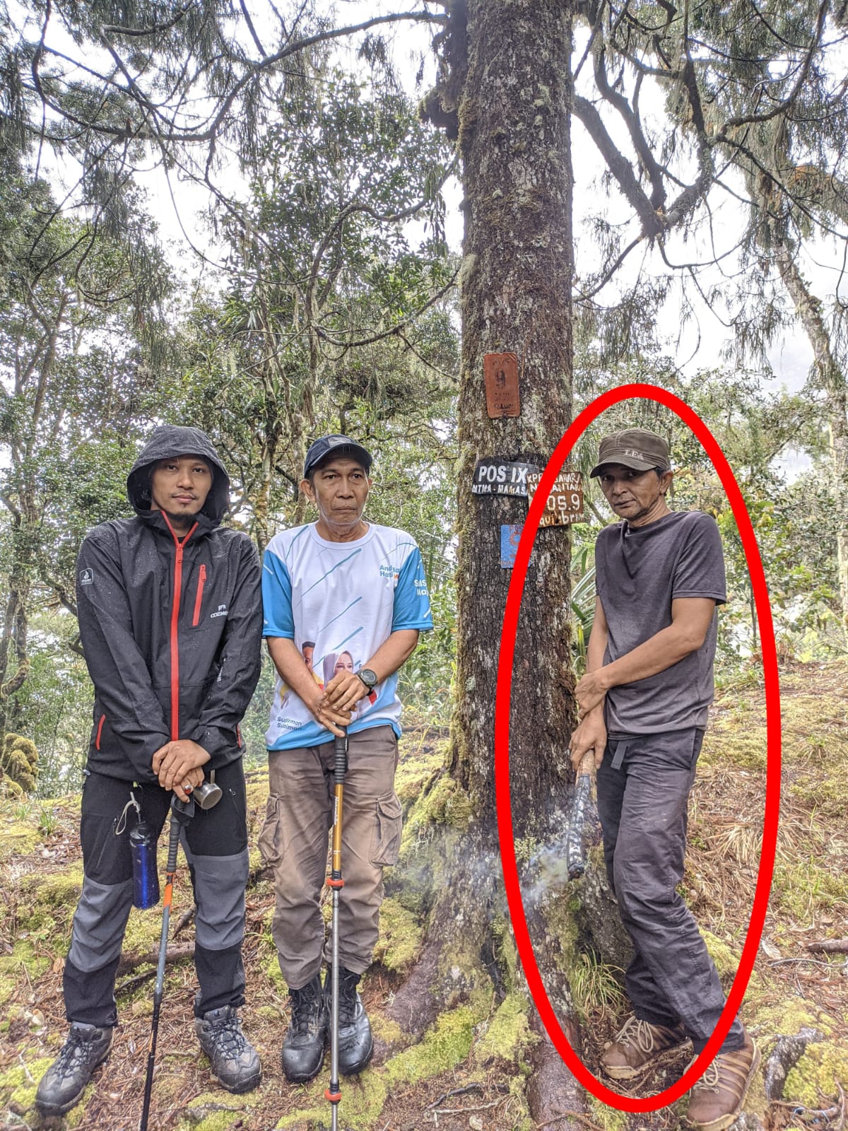 Taufiq Abubakar (lingkaran merah) bersama dua rekannya, Muhammad Aswar dan M. Tauhid berada di Pos 9