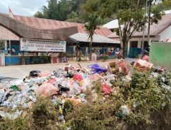 Tak Diangkut, Sampah di Depan SDN OO2 Mamasa Berserakan Hingga Keluarkan Bau Tak Sedap