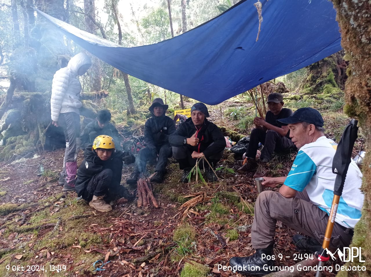 Tim pendaki berada di Pos 9 Jalur Gandang Dewata