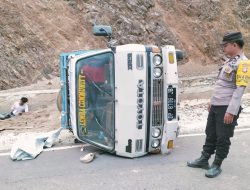 Tak Kuat Menanjak, Sebuah Truk Bermuatan Pasir Terbalik di Poros Mamasa-Toraja