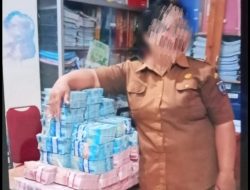 Dana Non Kapitasi Nunggak, Oknum Kapus di Mamasa Foto bersama Tumpukan Uang Viral di Medsos