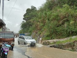 Drainase Tak Berfungsi Optimal, Ruas Jalan Nasional di Osango Mamasa Bak Sungai saat Hujan