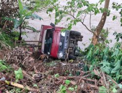 Hilang Kendali, Sebuah Truk di Messawa Mamasa Terjun ke Jurang