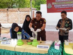 Kejari Lutra Musnahkan BB Ratusan Gram Narkotika dan Sajam