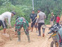 Kompak, TNI-Polri Bantu Warga Bersihkan Jalanan Tertutup Longsor di Sesenapadang