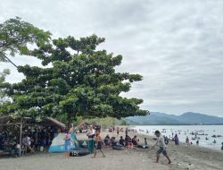 Pantai Bahari Lombang-Lombang Mamuju Dipadati Pengunjung