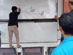 Iuran BPJS dan Siltap Aparat Desa Tak Dibayarkan, Ratusan Massa Aksi Segel Kantor Bupati Mamasa