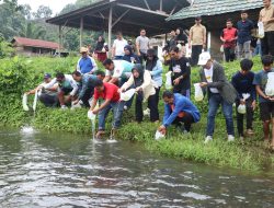 Pj Gubernur Sulbar Bahtiar Gandeng Masyarakat Sebar Bibit Nila di Kali Mamuju