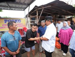 Kebakaran Hanguskan 7 Rumah di Mamuju, Pj Gubernur Sulbar Beri Bantuan