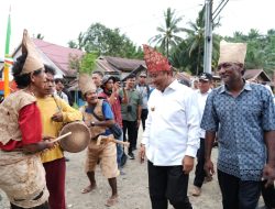 Tarian Me’aju Suku Bunggu Sambut Kedatangan Pj Gubernur Sulbar di Daerah Terpencil Batas Provinsi