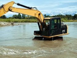 Cegah Banjir, Dinas PUTRPKPP Luwu Utara Keruk Sungai di Desa Polewali Baebunta Selatan