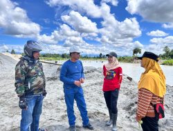 Anggota DPRD Lutra Tinjau Proyek Penanggulangan Banjir di Desa Polewali
