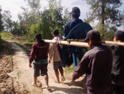 Akses Jalan Tak Dilalui Ambulans, Warga Sakit di Tambun Tawalian Terpaksa Ditandu ke Puskesmas