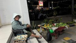 Demi Bertahan Hidup, Limbong Jualan Sayur Hingga Larut Malam Tak Kenal Lelah