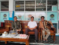 Setahun Berdiri, Mitra SPPG Bonehau Salurkan Beras ke Relawan dan Bantuan Rp5 Juta ke Desa