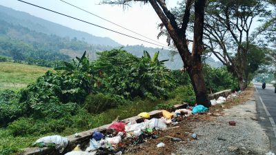 Sampah Menumpuk di Sabbang Selatan Dekat Gerbang Luwu Utara, DLH Akui Terkendala Armada